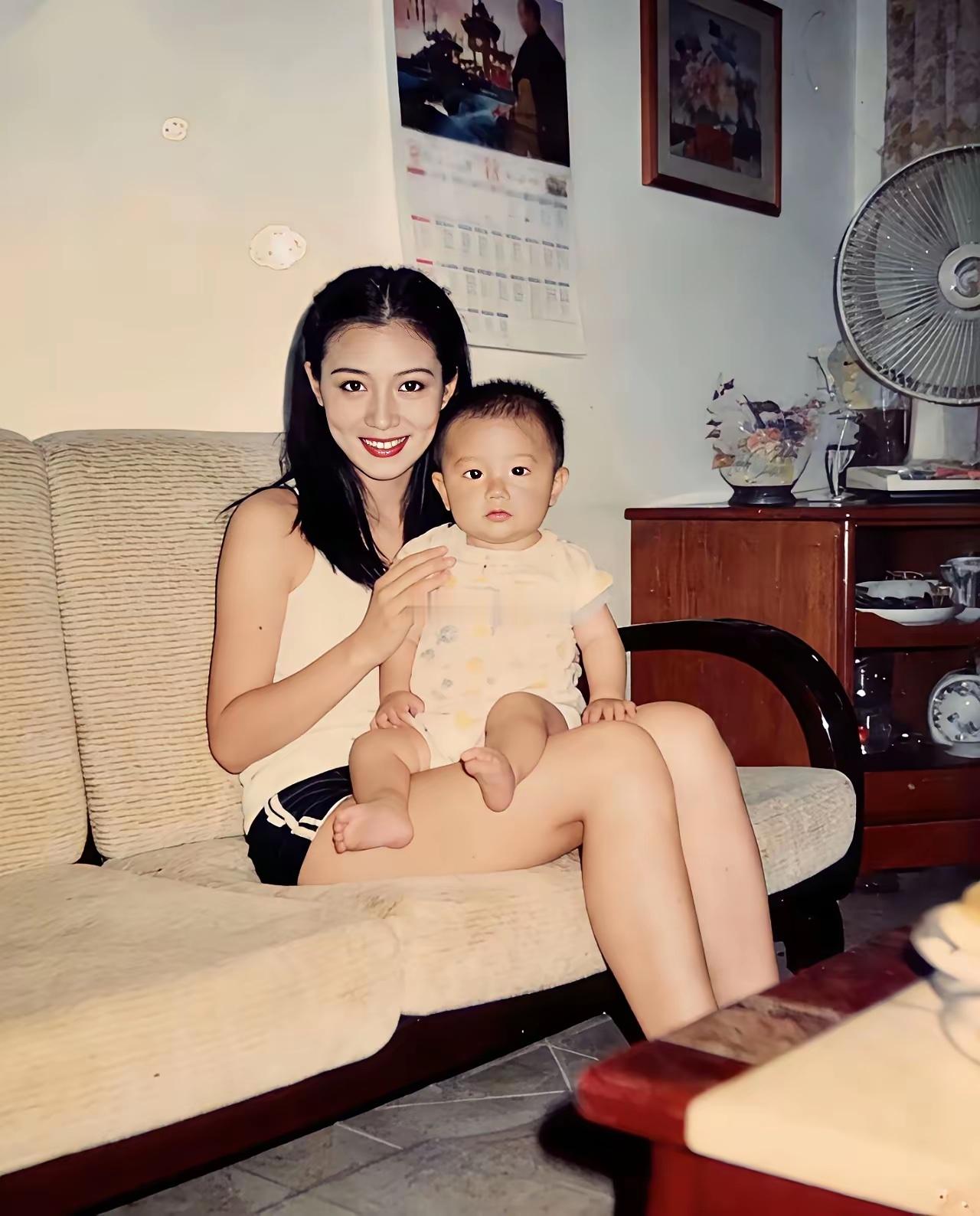 90年代，我姐和我的小外甥，你看我姐漂亮不？不逊色现在的明星吧？ 