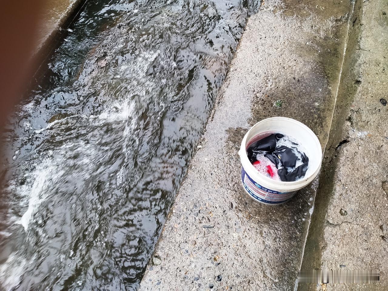 昨天早晨，我到小区后面的紫水湿地公园散步，看到许多人来河边的码头上洗衣服。
我早