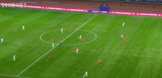 足球场如同一张巨大的绿色棋盘，奔跑的球员如同棋盘上的白色棋子和红色棋子。只见白色