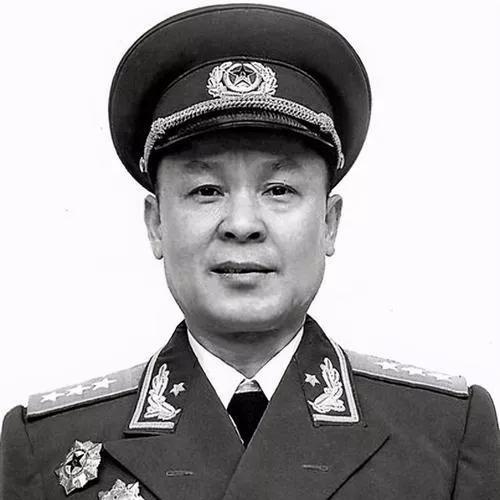 开国将帅中有一位十分特殊的中将，他就是曾泽生。他是少有的率军进驻外国首都执行受降