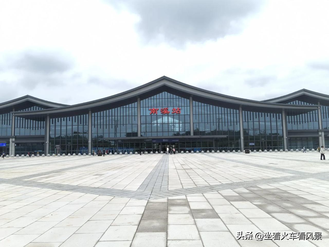 2元坐高铁，高铁票从22元直接降为2元，宜宾城区往返南溪区的“宜南两元畅行卡”上