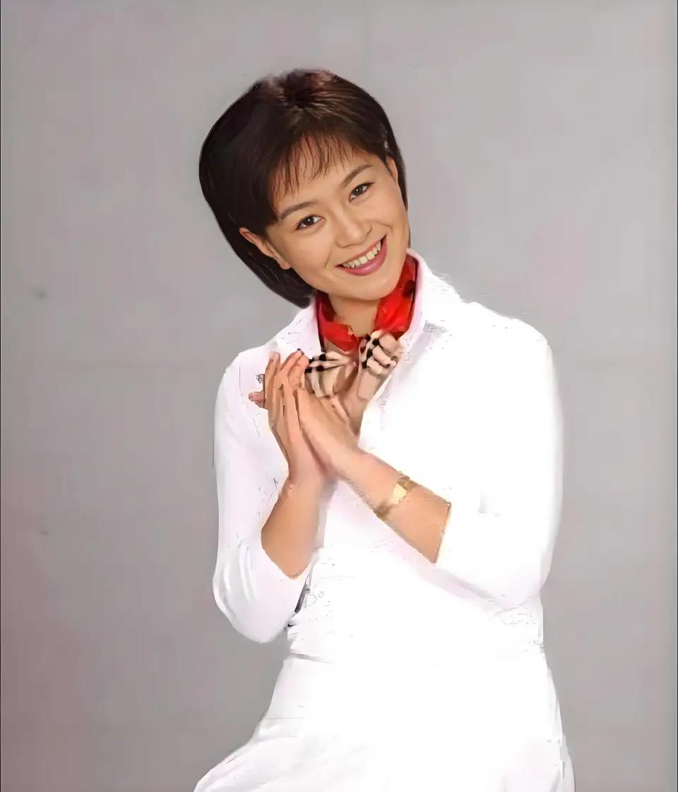 谁能想到，央视主持人鞠萍姐姐和前夫离婚时，前夫竟提出极为苛刻的要求：要离婚可以，