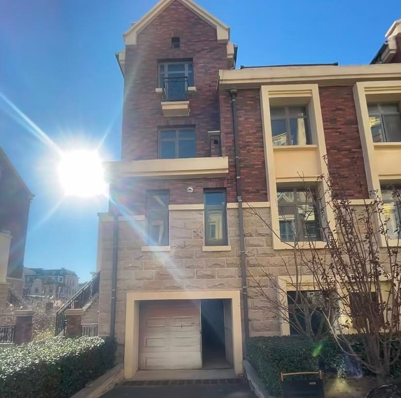 朋友在天津武清的一栋别墅里当陪读
每年工资到手12万，
住家，每月休息2天，
负