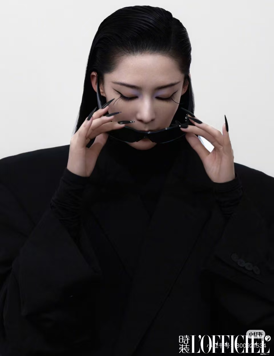 李沁时尚芭莎珠宝十一月刊这封时尚表现力比之前强了不少。李沁最近的花少7和一笑随歌