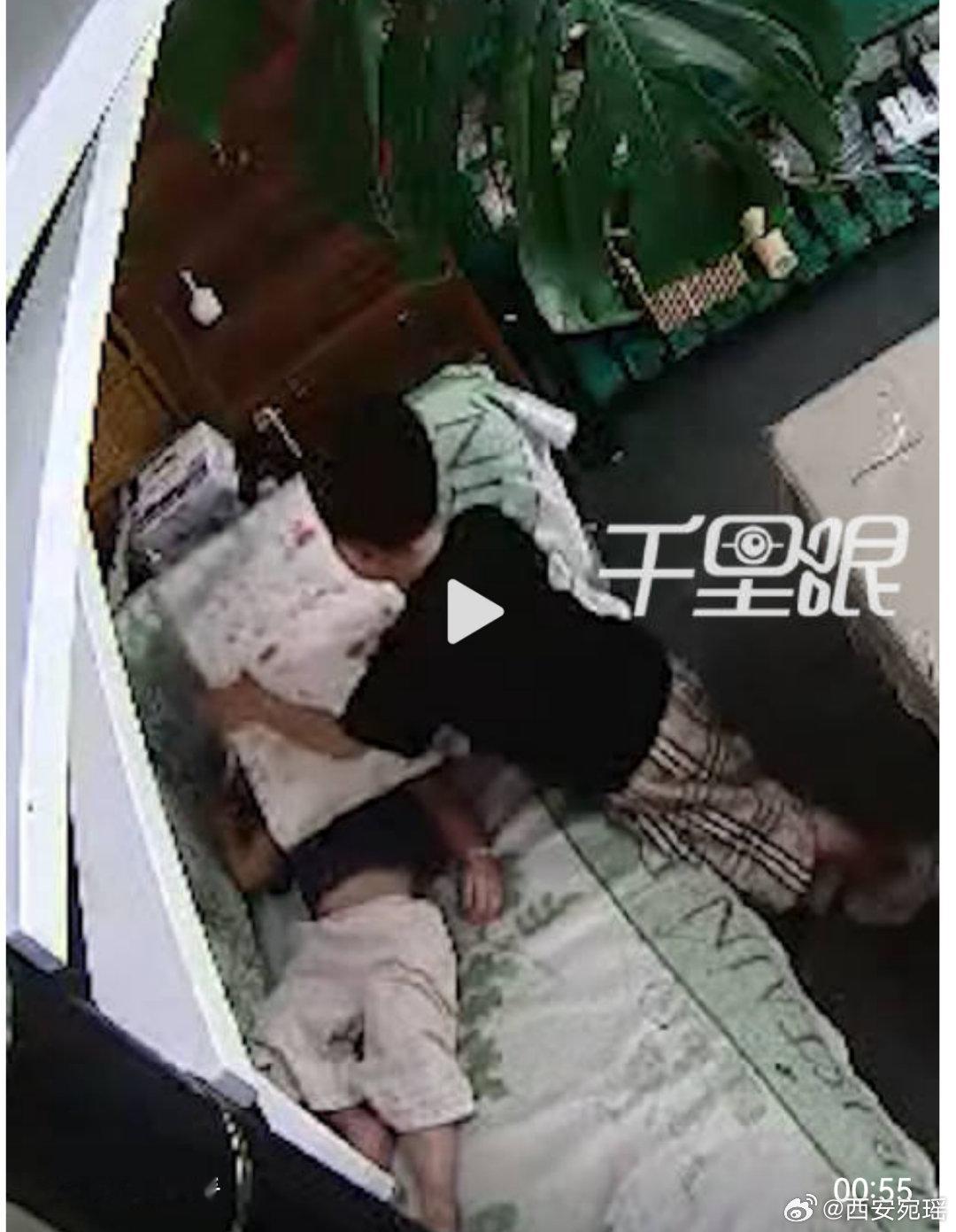 女童熟睡遭3岁男孩9次拿被褥捂头 贵州贵阳，一岁半女童在店内沙发熟睡，隔壁商户3