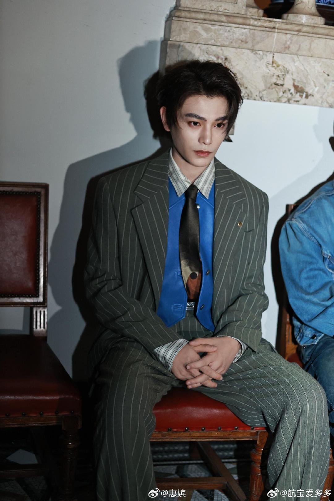 丁禹兮权威无需多言 不被定义，只凭实力破局。从质疑到信服，他靠的是对表演的敬畏。