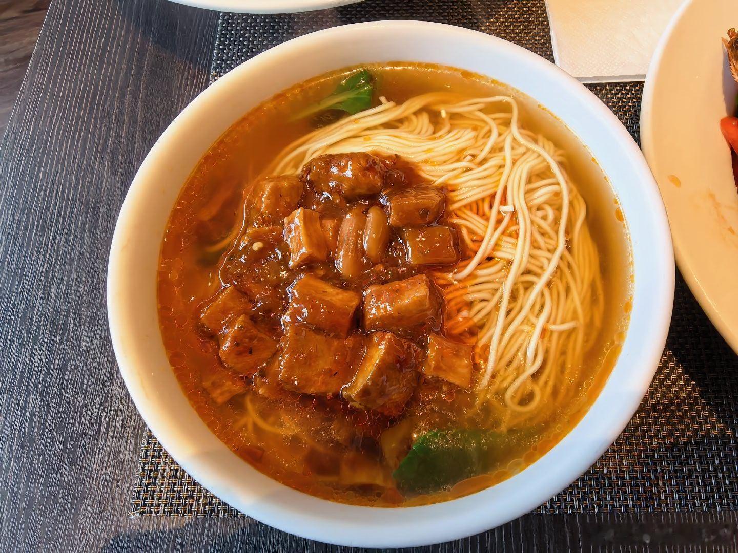 上海本帮面，配上辣酱浇头，还是很好吃的涛哥爱吃面 上海·上海外滩茂悦大酒店
