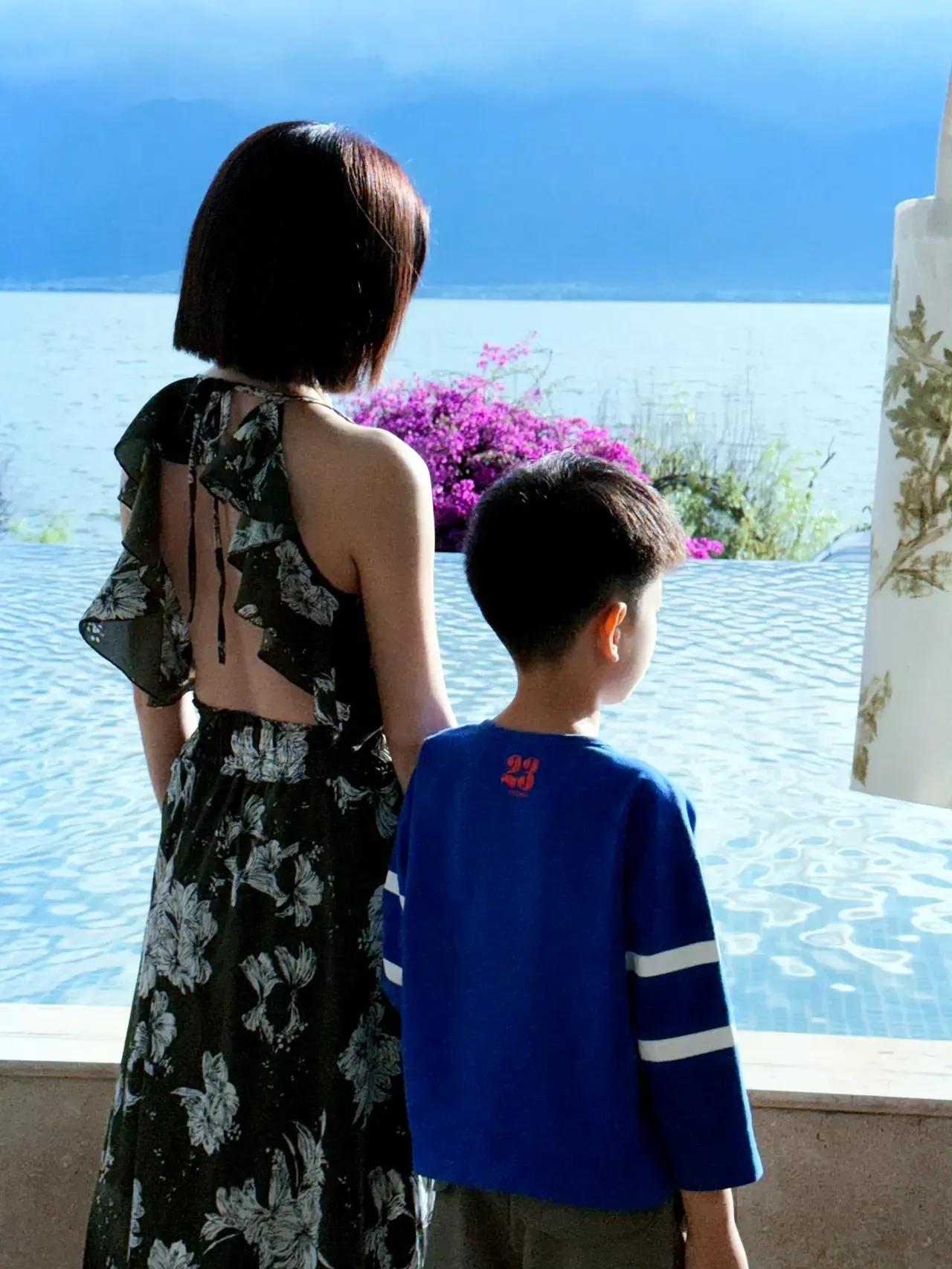 42岁的陈妍希离婚后首个生日是和儿子在云南庆生

吊带的连衣裙，完美的背影好看极
