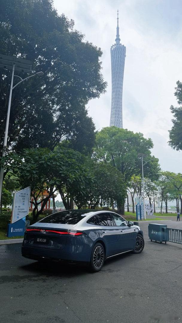 终于让我有机会，可以在广州塔旁边光明正大地拍车了
