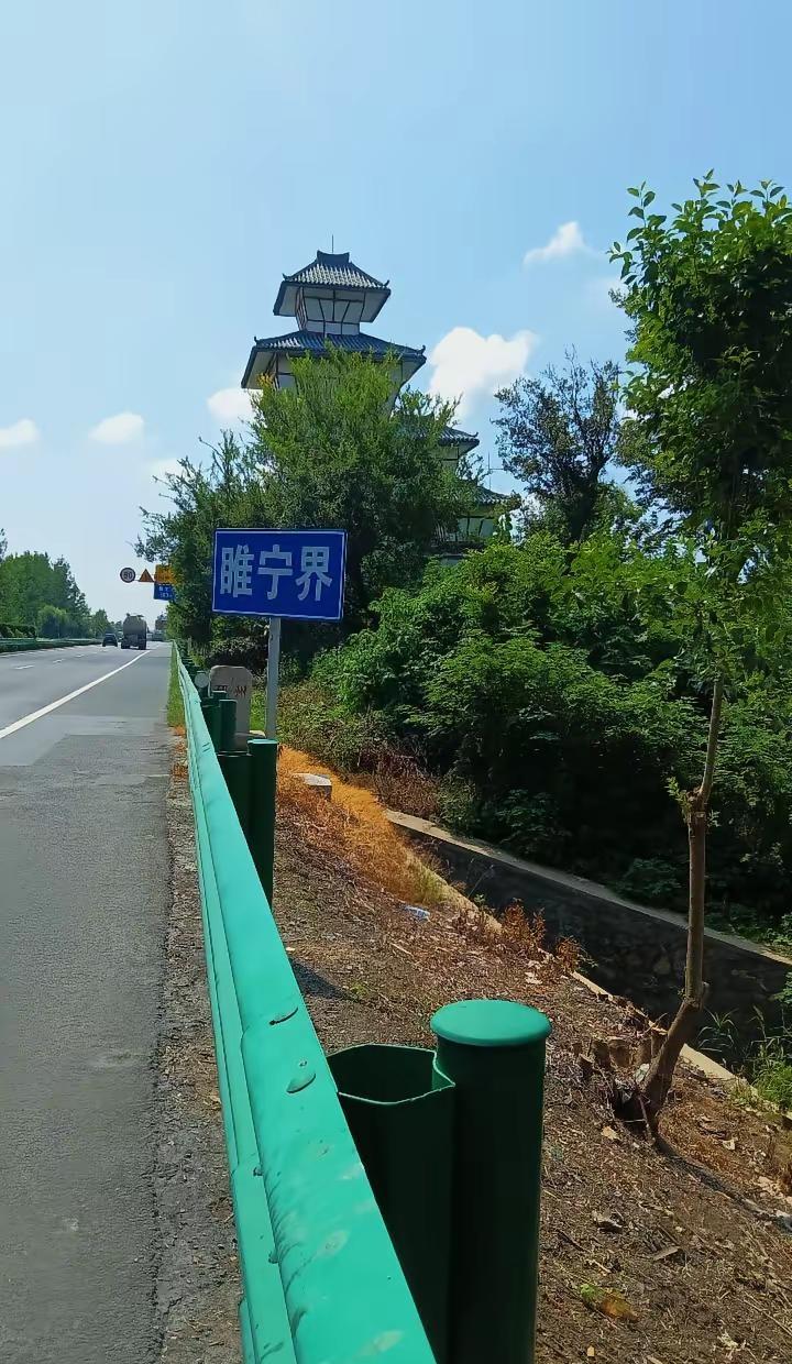 你躺在我怀里，憧憬着下一次见面。相约着去某个地方吃当地的美食，规划着来年的秋天，
