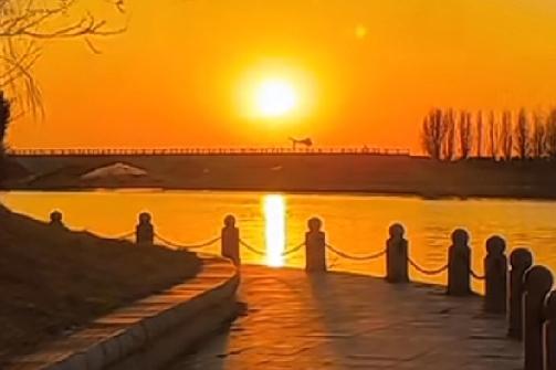 爱你的男人，看见你一定会有生理反应，你不要觉得他是耍流氓。
其实他是真的爱你，喜