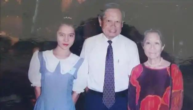 杨振宁2任妻子，杜致礼和翁帆关系怎样？有人会问，给大家看一张照片。杜致礼是国军将