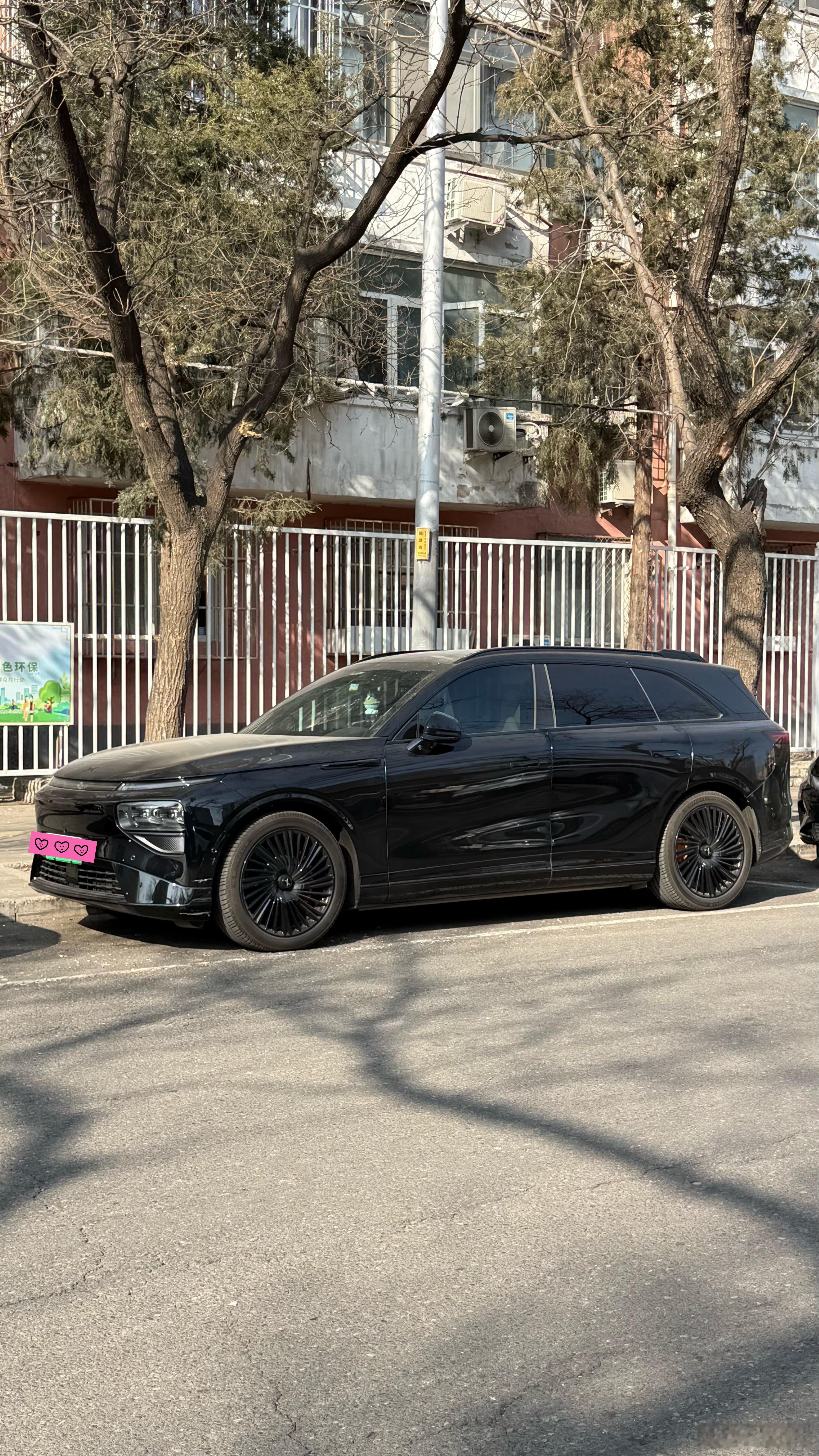 每次停完车都忍不住回头看一眼，黑化G9是真帅啊，要不是太远了我真想直接开回家开着