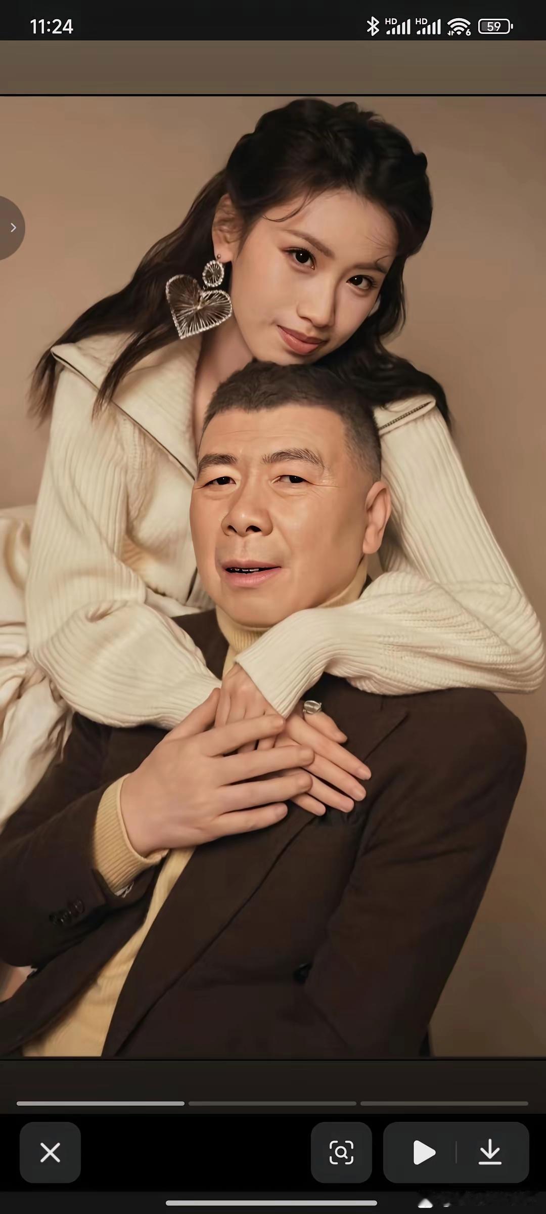 徐朵：这照片拍得真像。
冯小刚：哪像了？
徐朵：眉眼都像你。
冯小刚：瞎说，明明