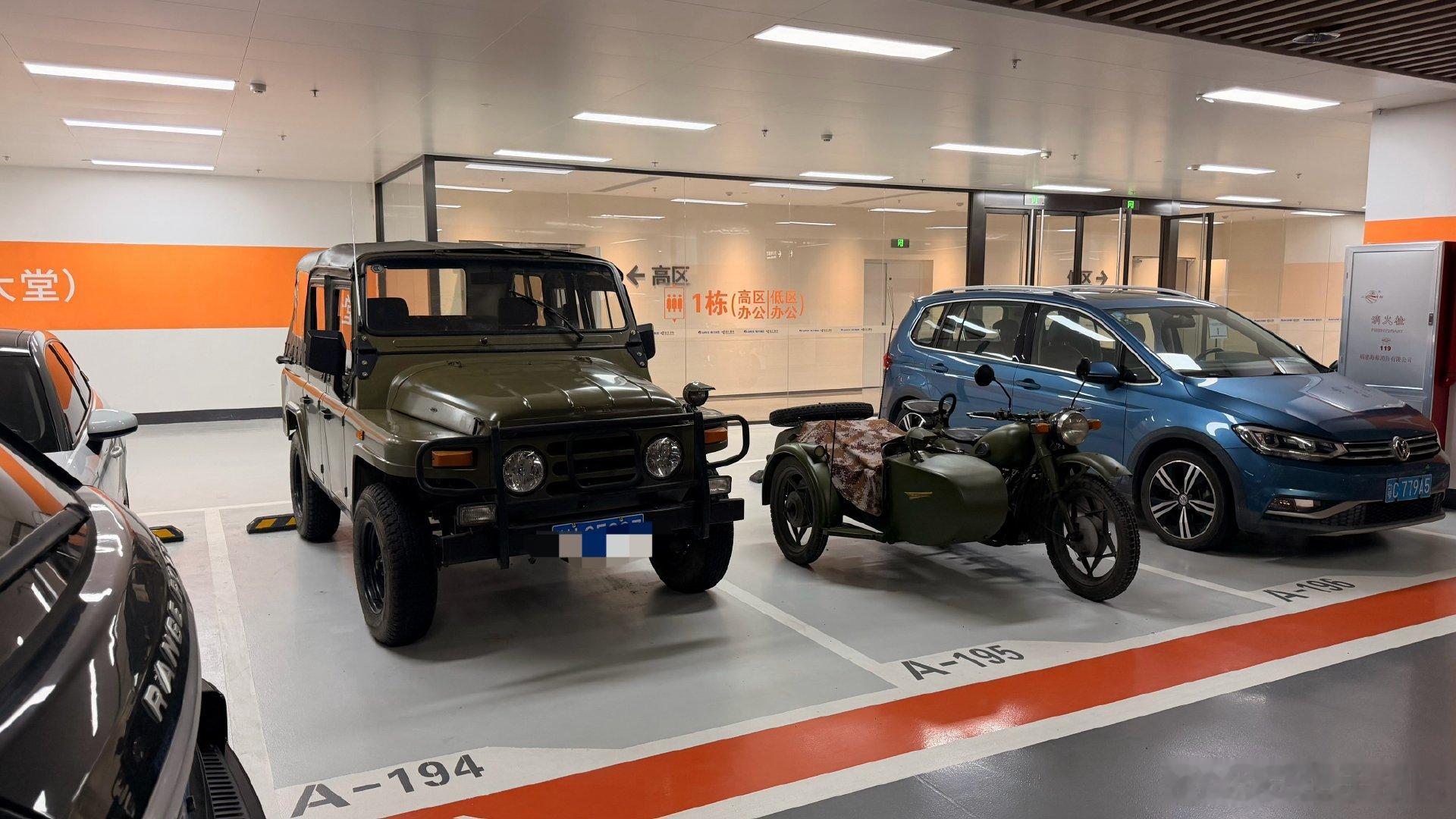 这两台车摆在一起年代感就迎面而来在地库发现它们这反差感超强烈在电车遍地的时代玩些