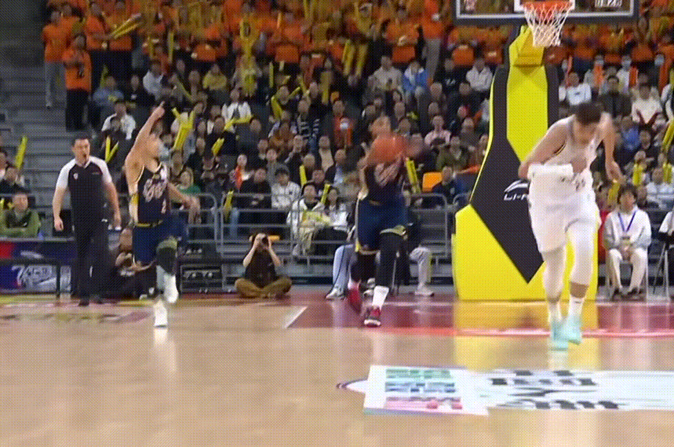 奎因这球帅！反击快下上演滑翔劈扣小伙子开局攻防两端活力满满啊，就是外线三分还没开