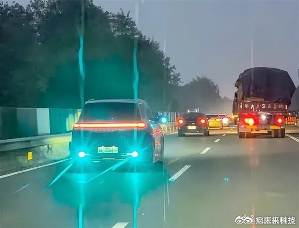 【蔚来副总裁谈智驾小蓝灯将被禁用】近日，有消息称，由于智驾“小蓝灯”不符合GB 
