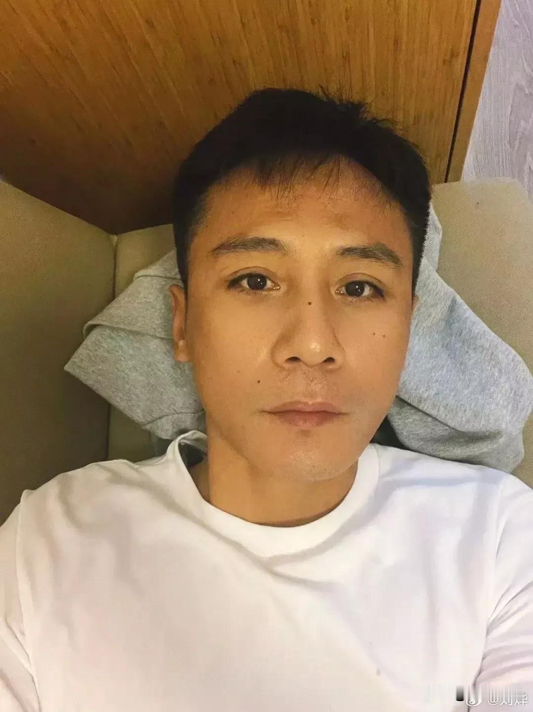 他是不是已经不火很久了？
说他不火，他的粉丝却有5000万之多，但说他火，作品却