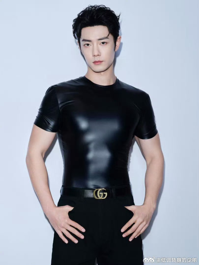 肖战试衣服时的表情迅速！巨星排面，肖战全球首穿三天前刚发布的Gucci Prim