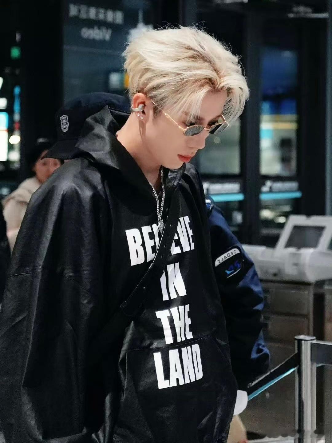 选耳机犯难？头戴毁发型，入耳胀痛？试试耳夹式新选择！声阔中国区品牌大使鹭卓声阔耳