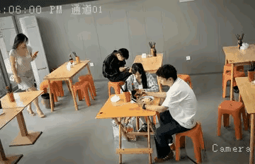 只因多看了美女一眼，结果挨了一巴掌，这找谁说理去？