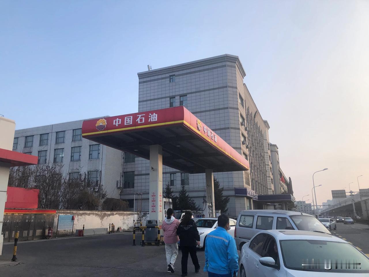 中袁万步：今天中国思想家袁易极来到长春市宽城区兴业街道，沿着街道区域边缘走了一大