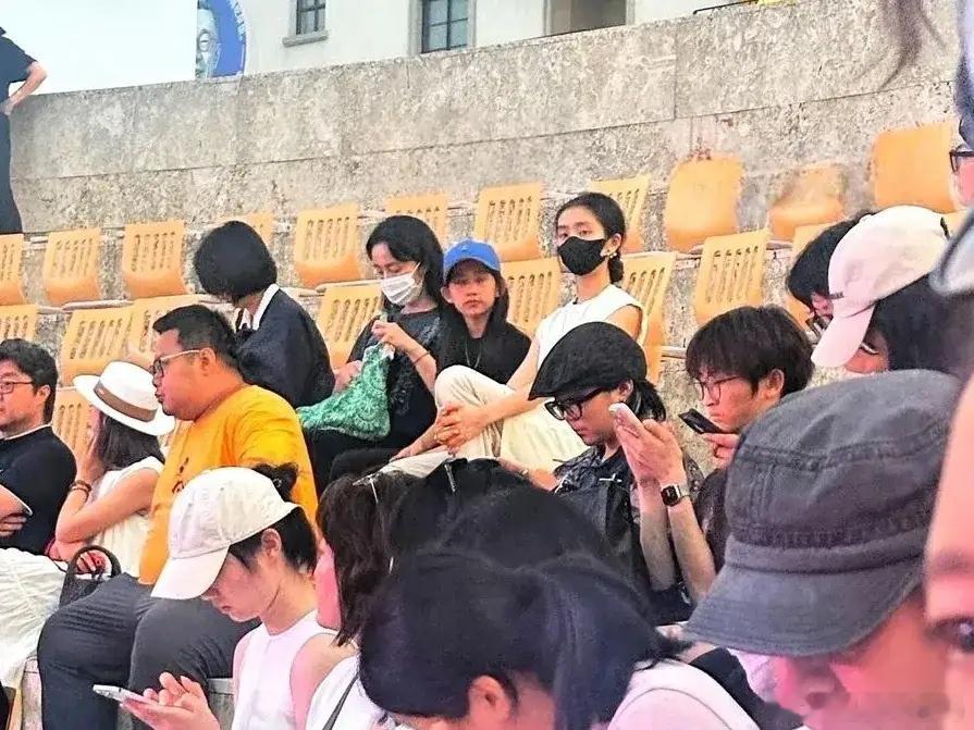 有网友在阿那亚偶遇黄多多，她这白色漏腰装还蛮好看的！小姑娘很有自己的穿衣风格，有