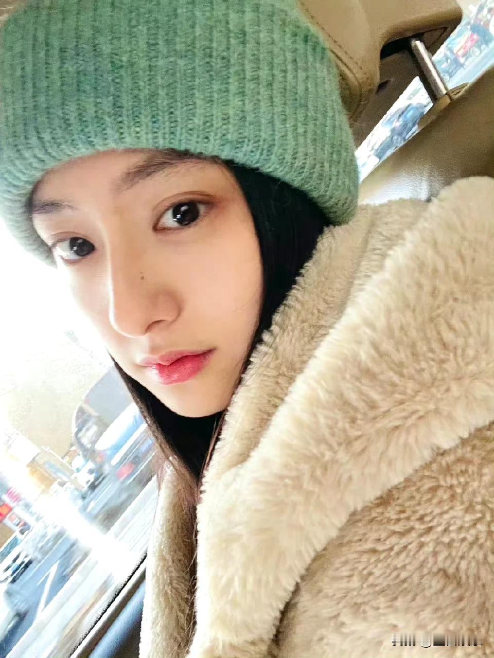 胡连馨明明长的很有特点很有星相，为什么要自毁前途呢 ​
