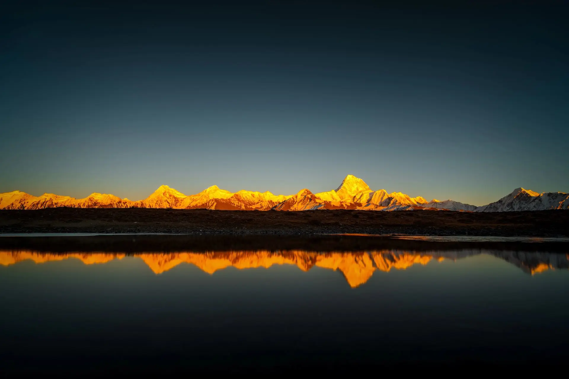 巡礼贡嘎雪山。黄道光与猎户座出现在雪山顶峰 设备：Sony A7r改...
