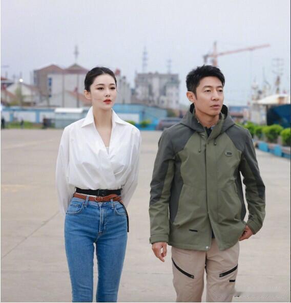 撒贝宁给人的感觉就是现实中的他很低调，穿衣也很朴实接地气，完全没有明星的那种偶像