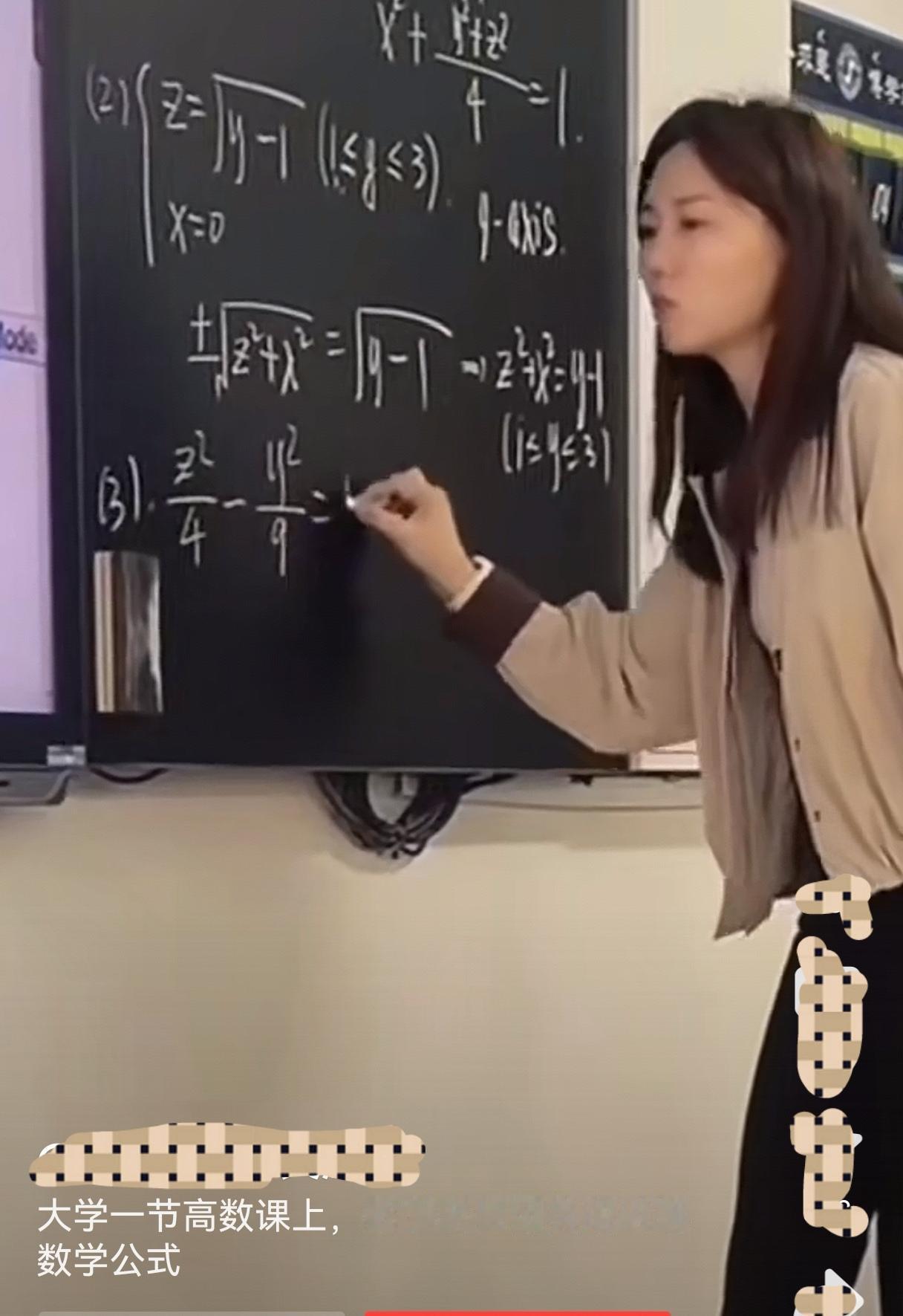 还好，我学的是中国语言文学，我的老师暂时还没有用英语讲中国语言文学。要不，我连中