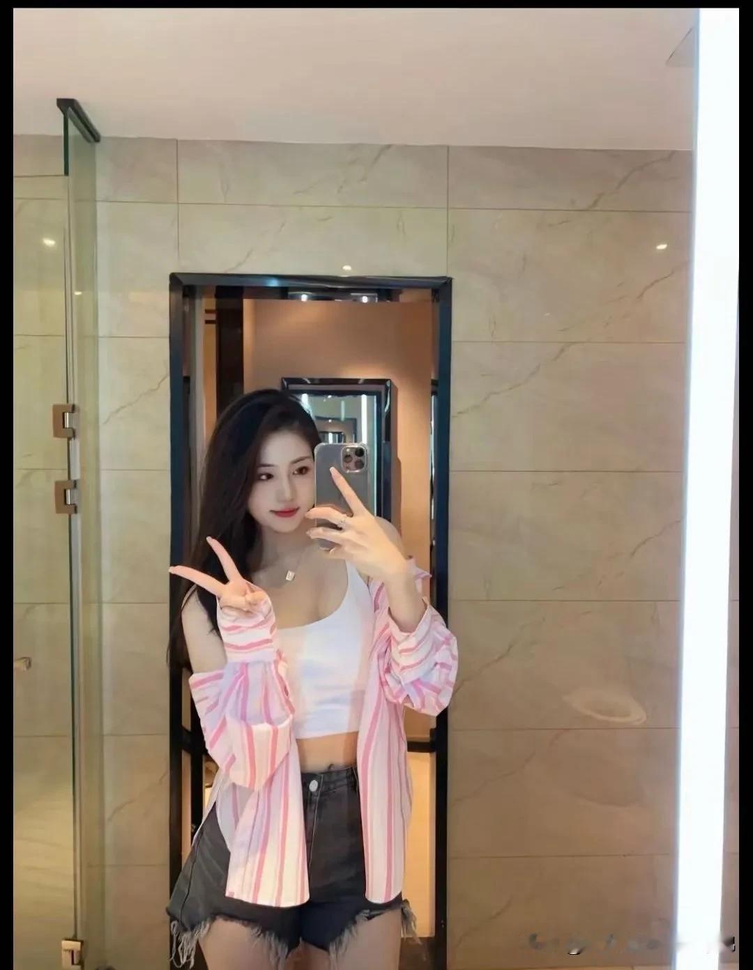 在繁华都市的喧嚣中，晓云和阿强这对夫妻因工作异地分居。晓云独自守着寂寞，阿强则在