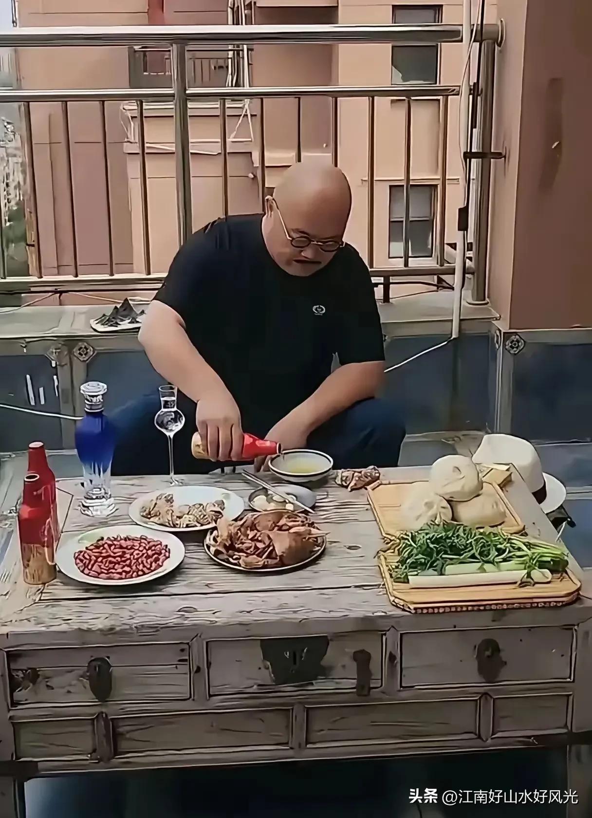 刀郎也爱喝酒？
喝了酒可能就才思敏捷，
就能激情创作，
朴实动听的歌曲感染了无数