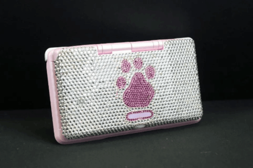 镶嵌2000颗水晶的粉色Nintendo DS掌机拍卖：起拍价超13万