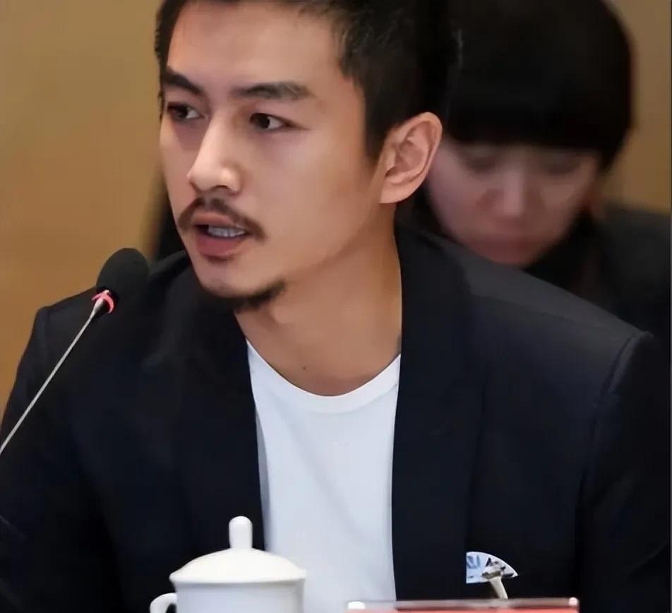 别再夸“演技炸裂”了，那可能是演员在求救。
你看到的摔碎剧本、现场黑脸，不是耍大