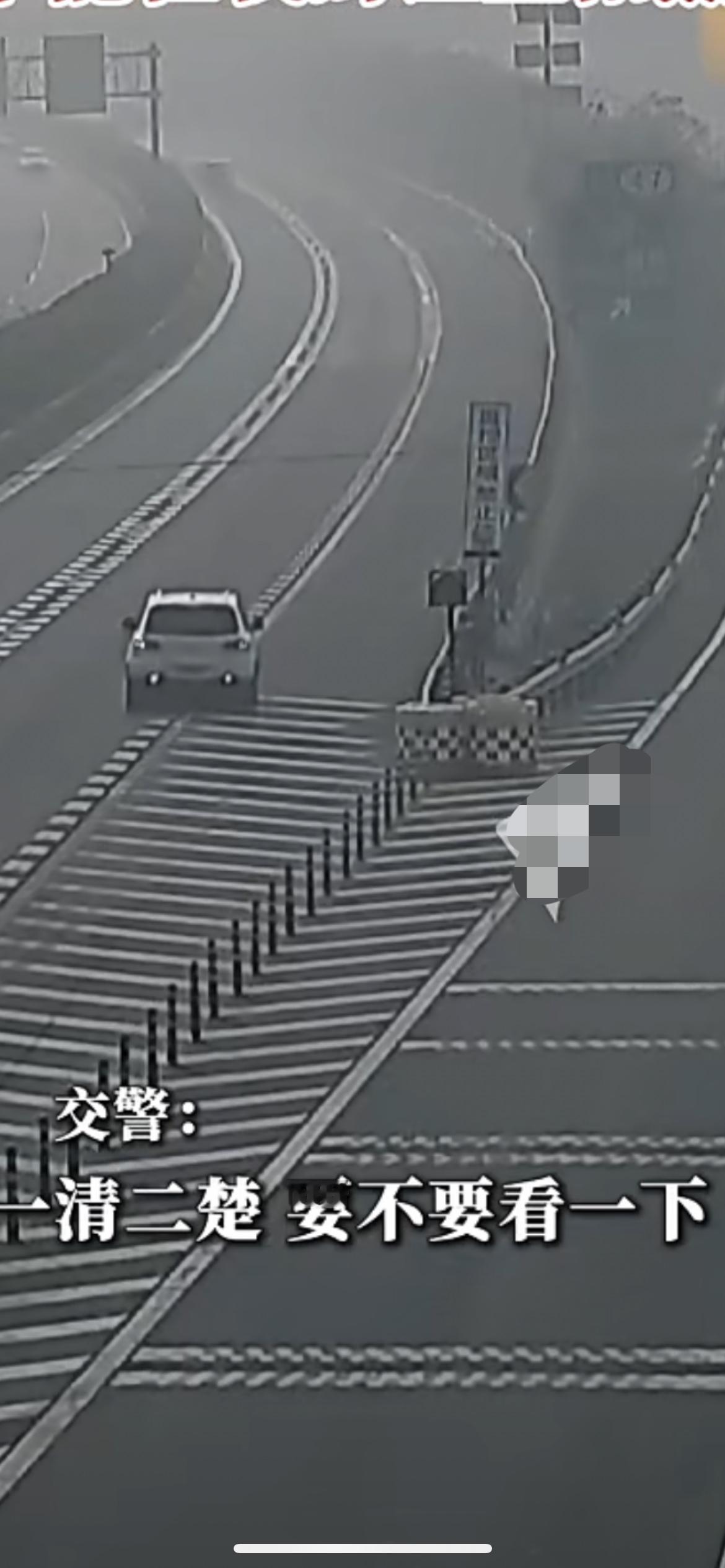 驾驶人因在高速路口上倒车的违法行为，被处200元罚款，驾驶证记12分并扣留，同车