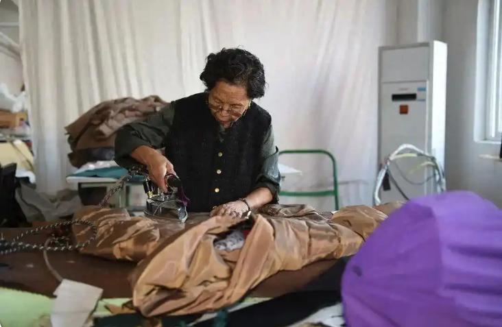 全网佩服！96岁高龄奶奶，街头摆摊十年，硬是还清了2077万元债务。面对铺天盖地