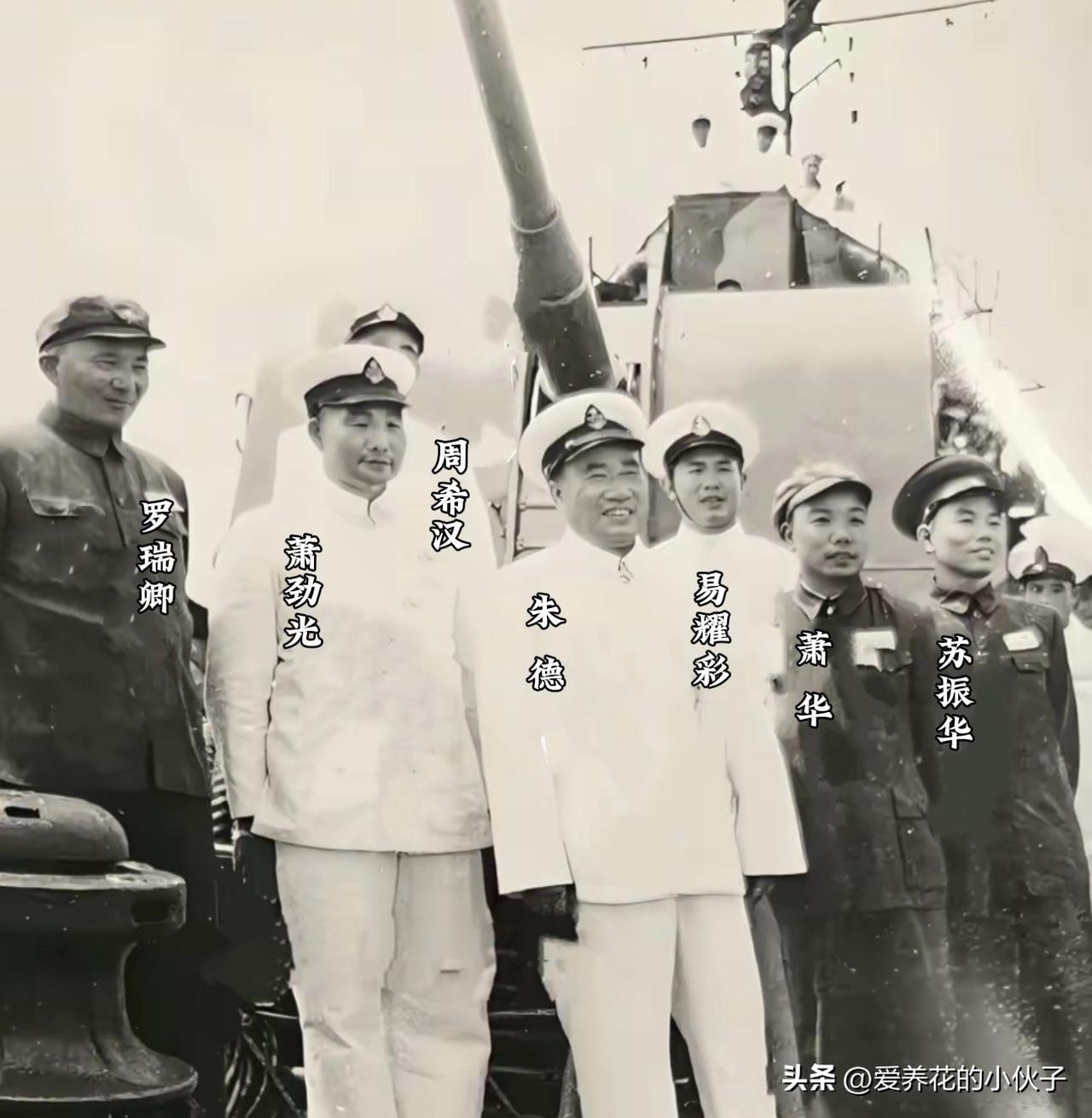 朱德元帅最后一次视察海军

1974年已经88岁高龄的朱老总最后一次视察海军，当