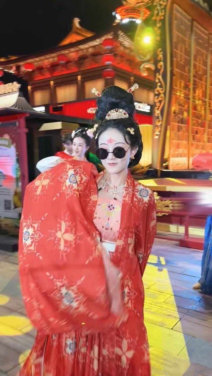 #更适合中国宝宝体质的蹦迪现场#看到这些画面之后就感觉这些人穿着汉服在搭配着一些