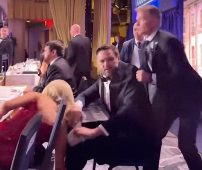 白宫晚宴枪响惊魂一刻：总统特朗普差点没人管，反倒先把副总统万斯火速救走了。
 