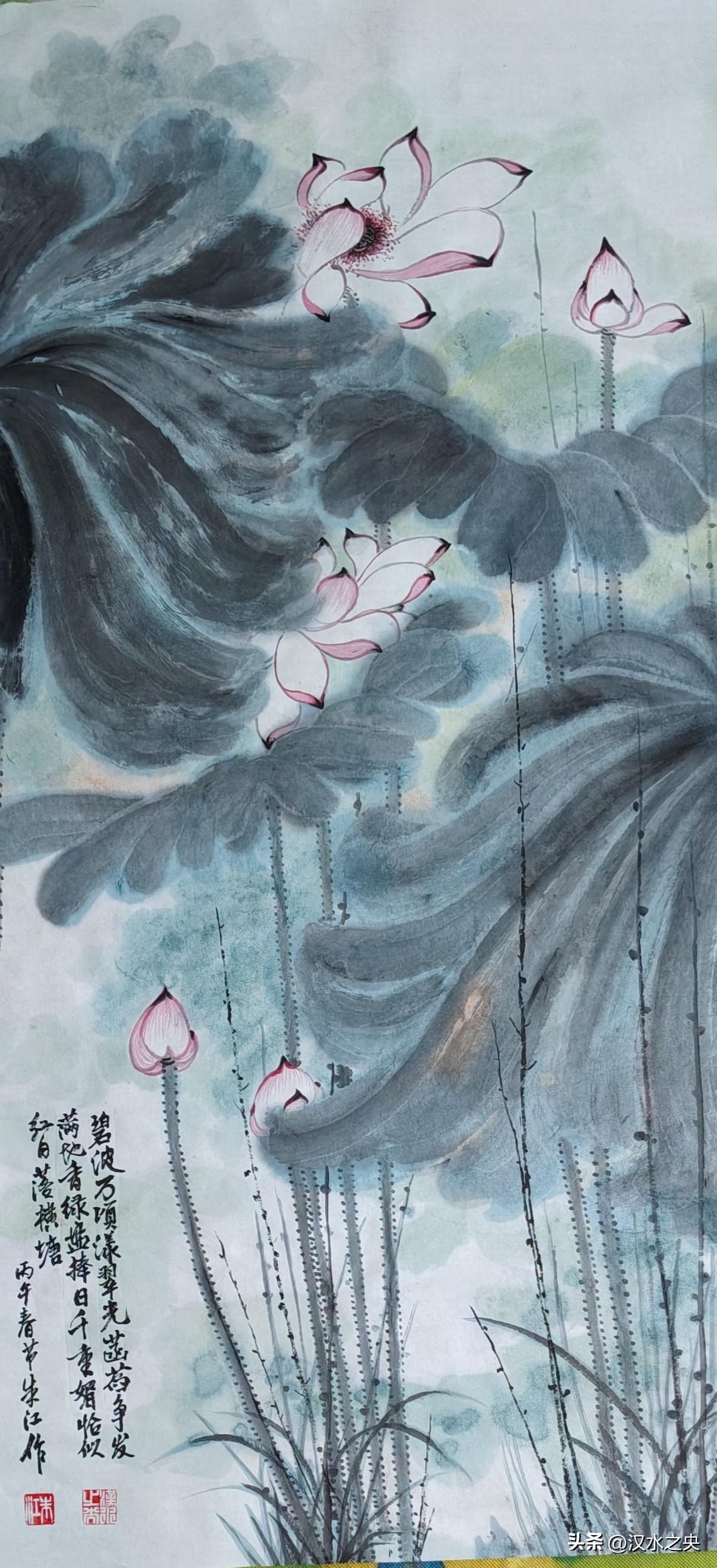 七绝荷塘即景
​
​碧波万倾漾翠光，
​菡萏争发满地香。
​绿盘捧日千重媚，
​