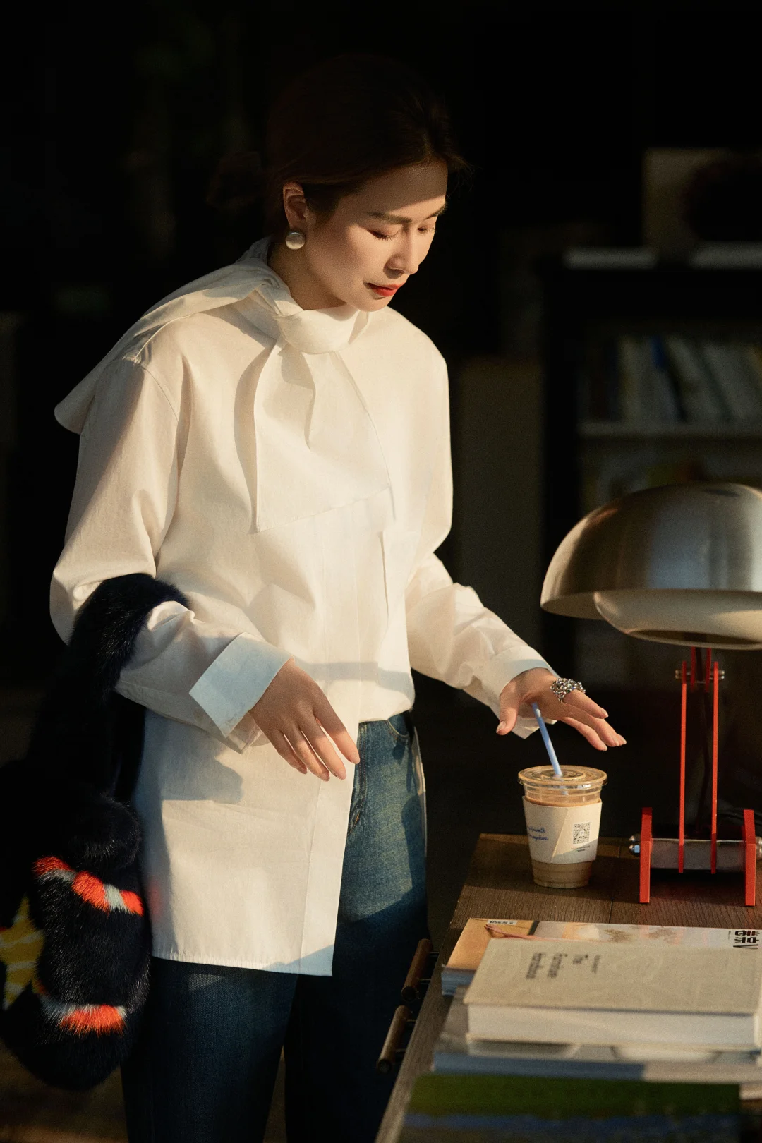 时光里的温柔底色 白衬衫的松弛氛围感