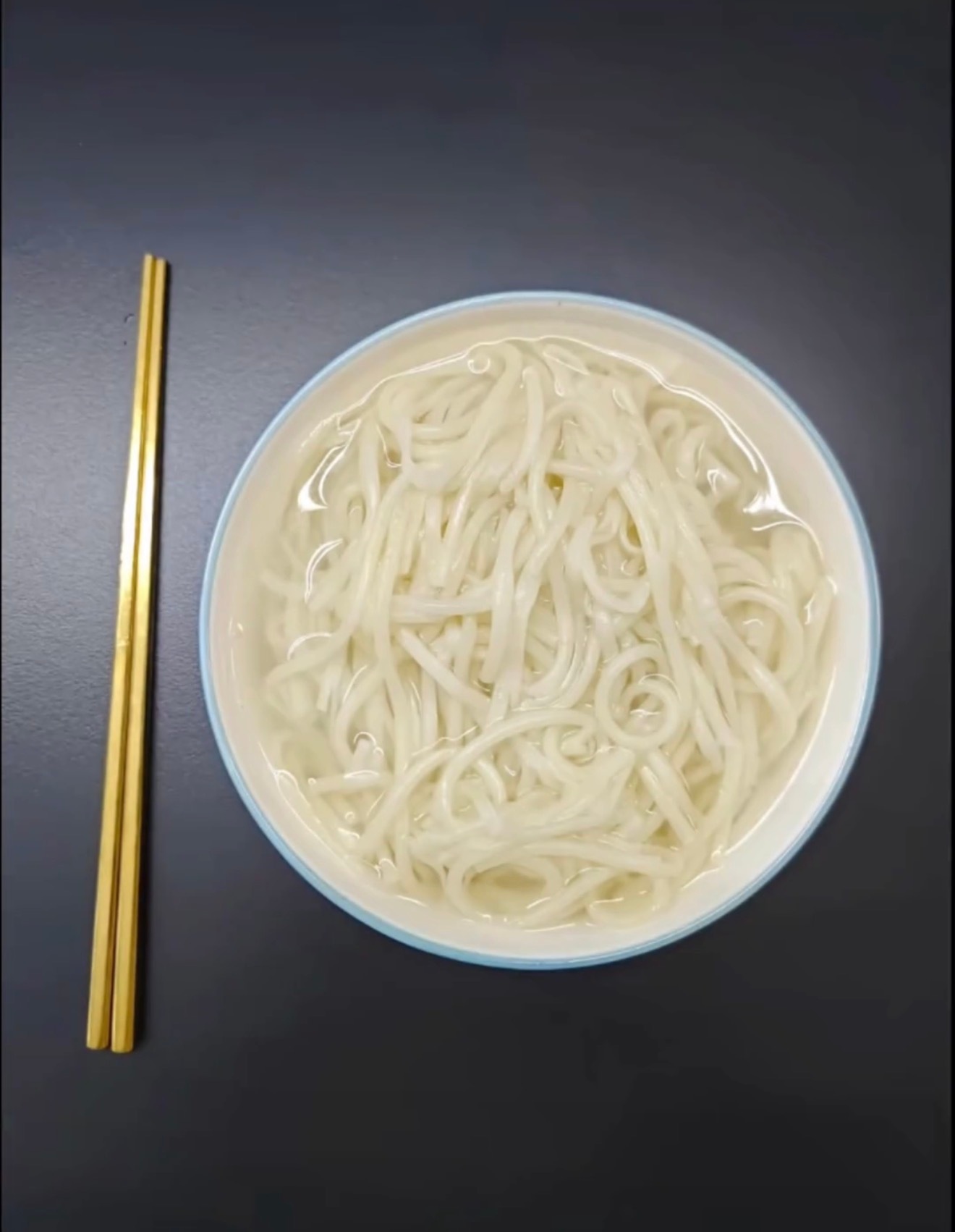 这样清汤寡水的面，谁能不添任何佐料吃下。 ​​​