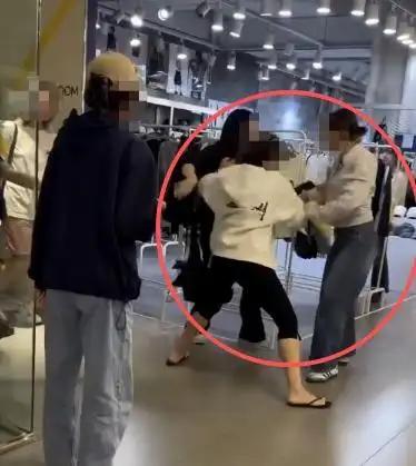 韩国首尔爆发激烈冲突！一名外国女子当众说出 "全世界都讨厌中国人"，旁边的中国女
