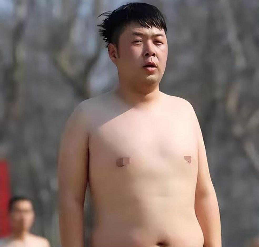 住2亿别墅请4个保姆，三次表白女神被拒，另娶她人13年没生孩子 ​​​