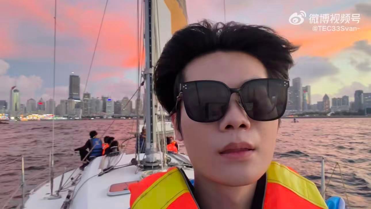 33被海风吹成大背头海边出行风险预警，小心海风强行给你改造型，33这波大背头直接
