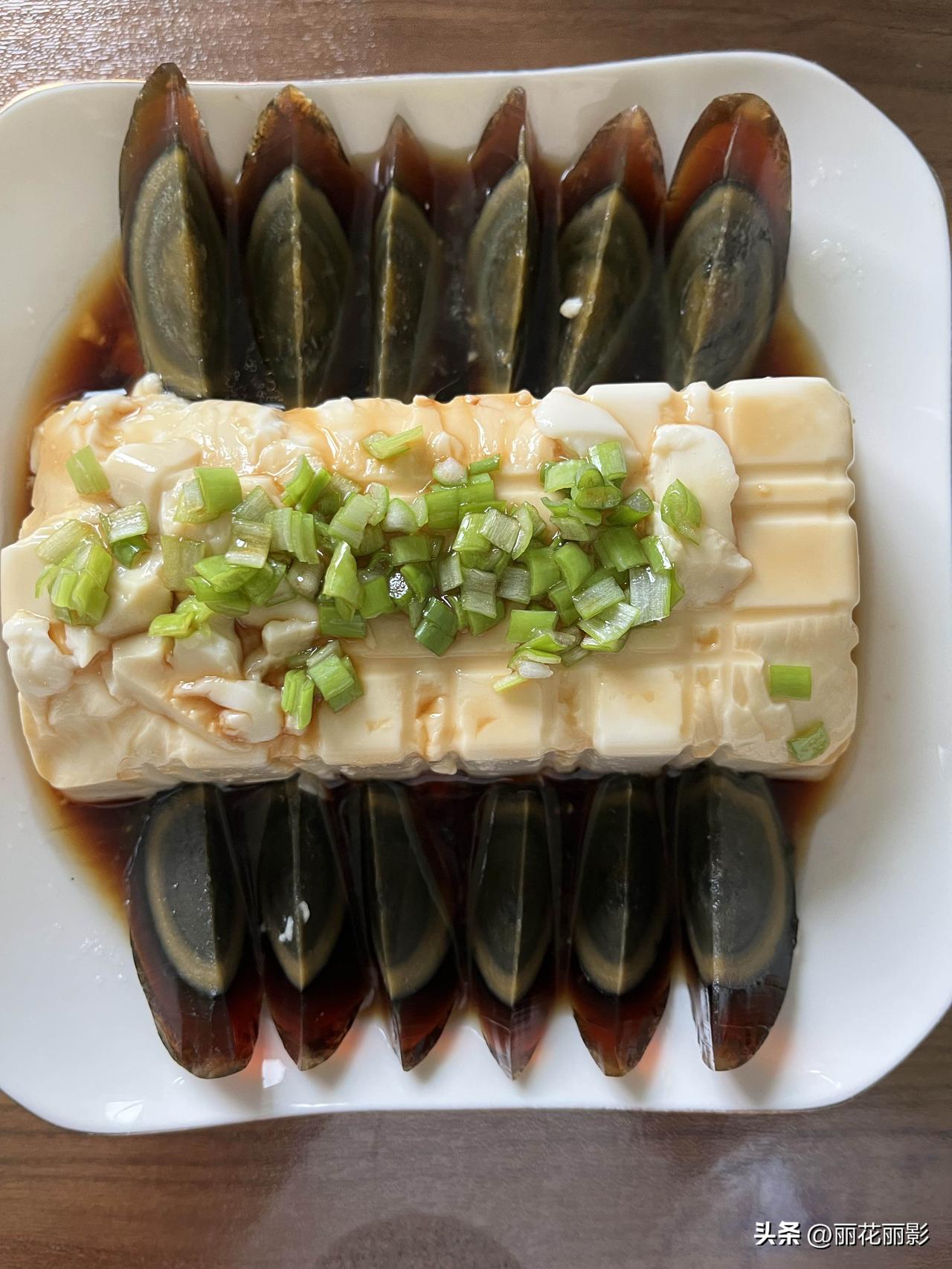 好友们晚上好！新周愉快，晚餐香香！今天的晚餐：
皮蛋豆腐
香椿鸡蛋
红薯玉米
炖