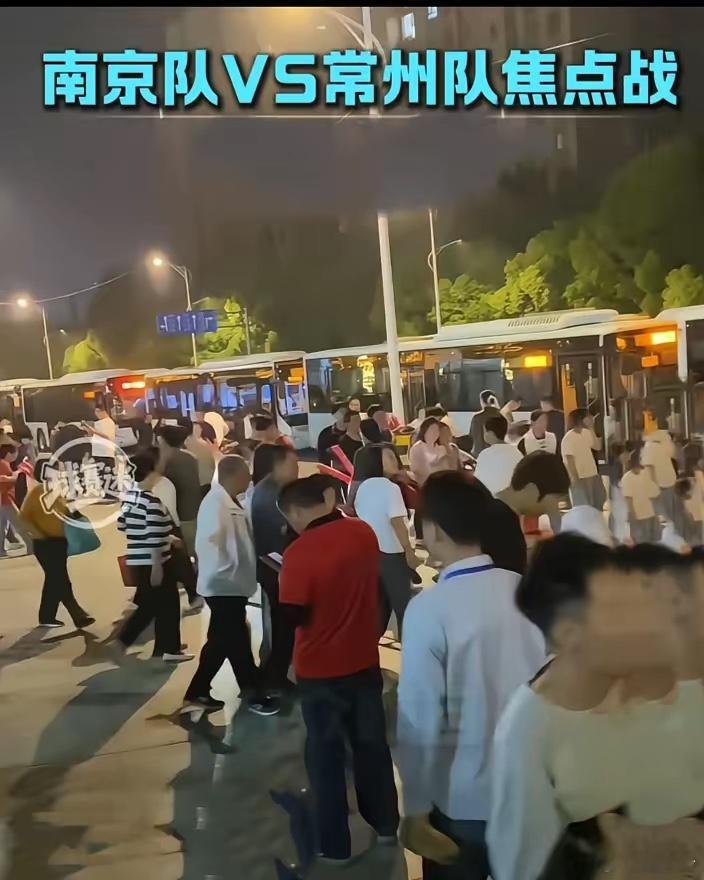 苏超苏超”战火再燃，今晚（5月2日）南京与常州对决，即将在南京奥体中心打响！有人