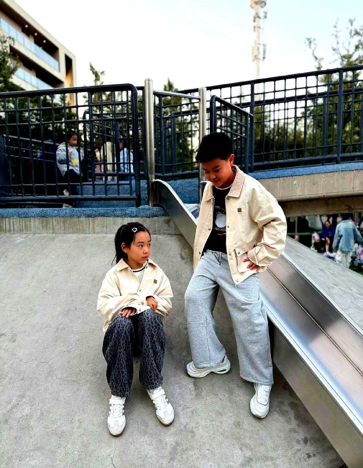内娱女星现在流行怎么炫富？不是晒鸽子蛋，而是给孩子攒个“青梅竹马”局。

佟丽娅