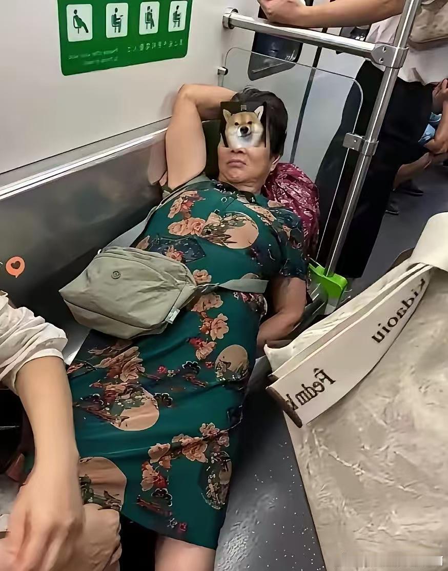 地铁上的一幕，不得不说，惊呆了，她是怎么做到不脸红尴尬的 ​​​